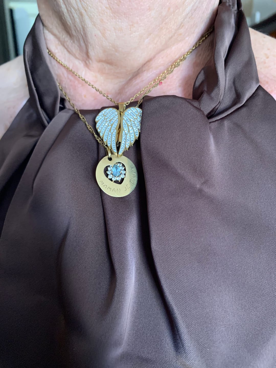 Customer photo review of Collier personnalisé médaille gravée ailes d'ange strass