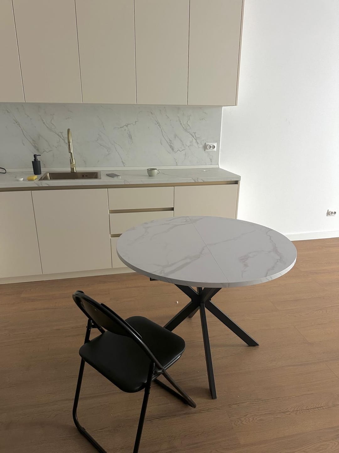Customer photo review of Masa extensibila pentru sufragerie GASTON, alb/negru, 100/135x100x75 cm