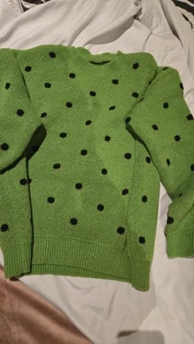 Customer photo review of Alicia-Suéter de hombros caídos con estampado de lunares