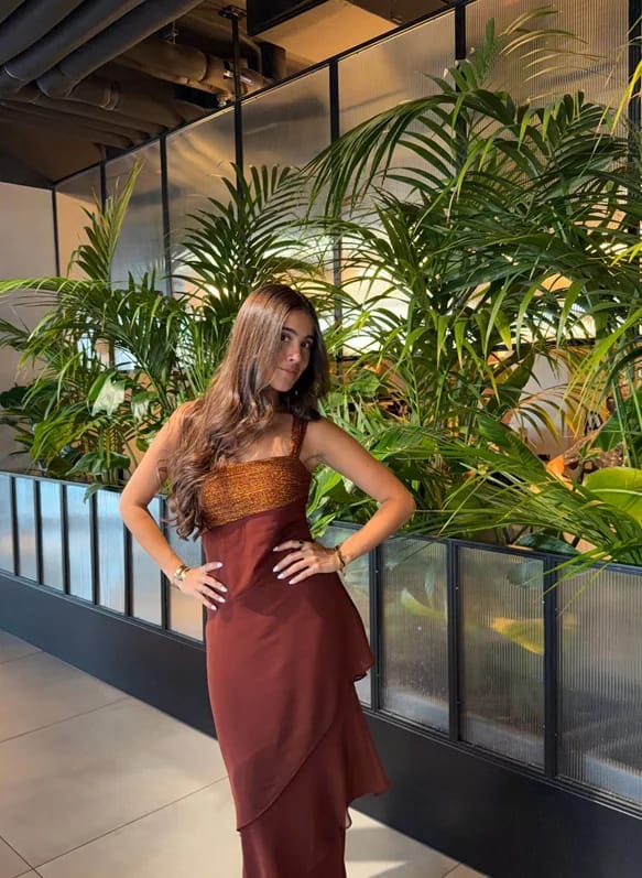 Customer photo review of Paula - Elegante Vestido Largo Sin Mangas con Volantes en Cascada
