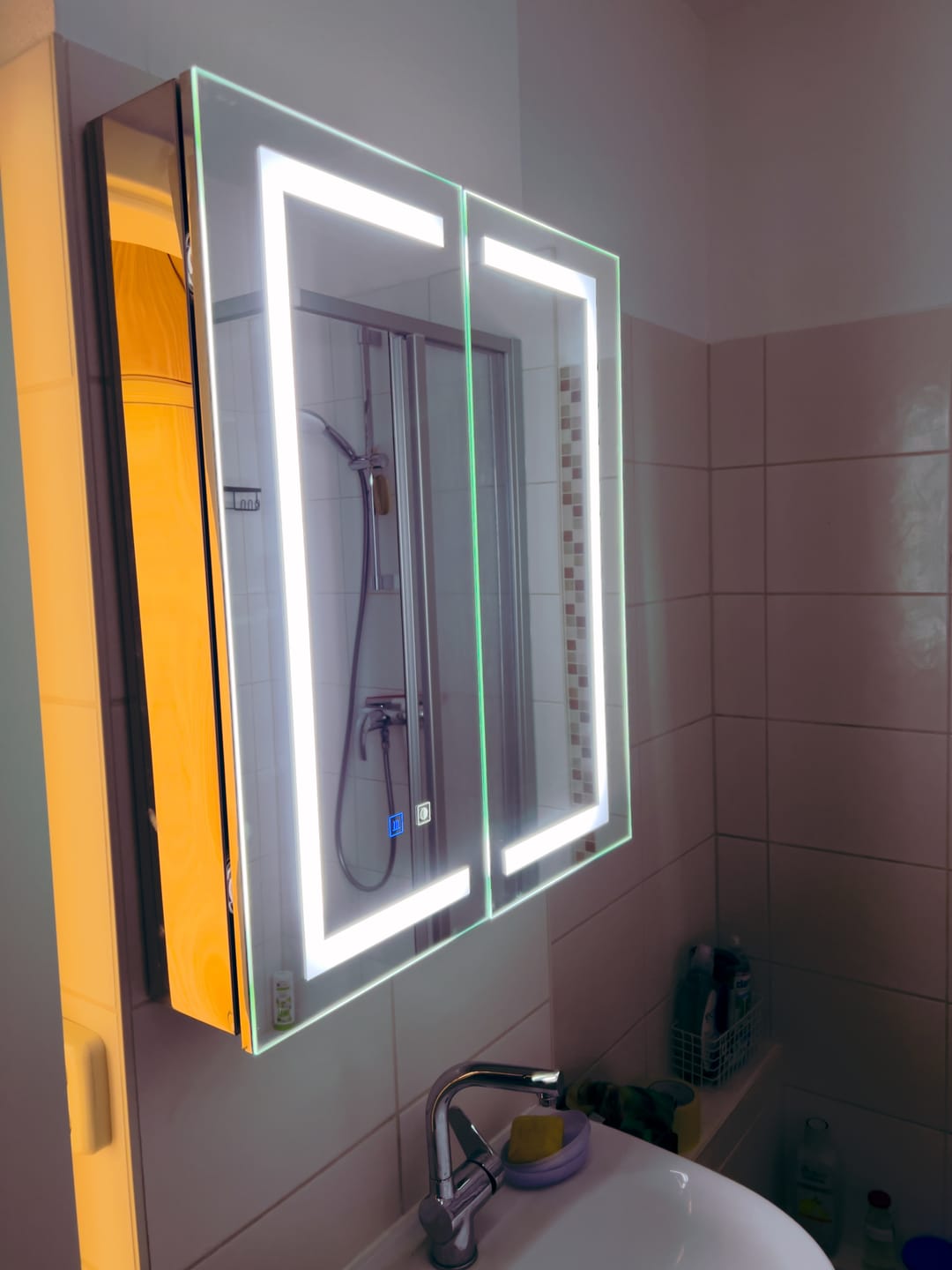 Customer photo review of SONNI Spiegelschrank Bad mit Beleuchtung 60 cm breit beschlagfrei LED Spiegelschrank und Steckdose 2-türig Badezimmer-Spiegelschrank mit Touchschalter Kaltweiß/Neutralweiß/Warmweiß