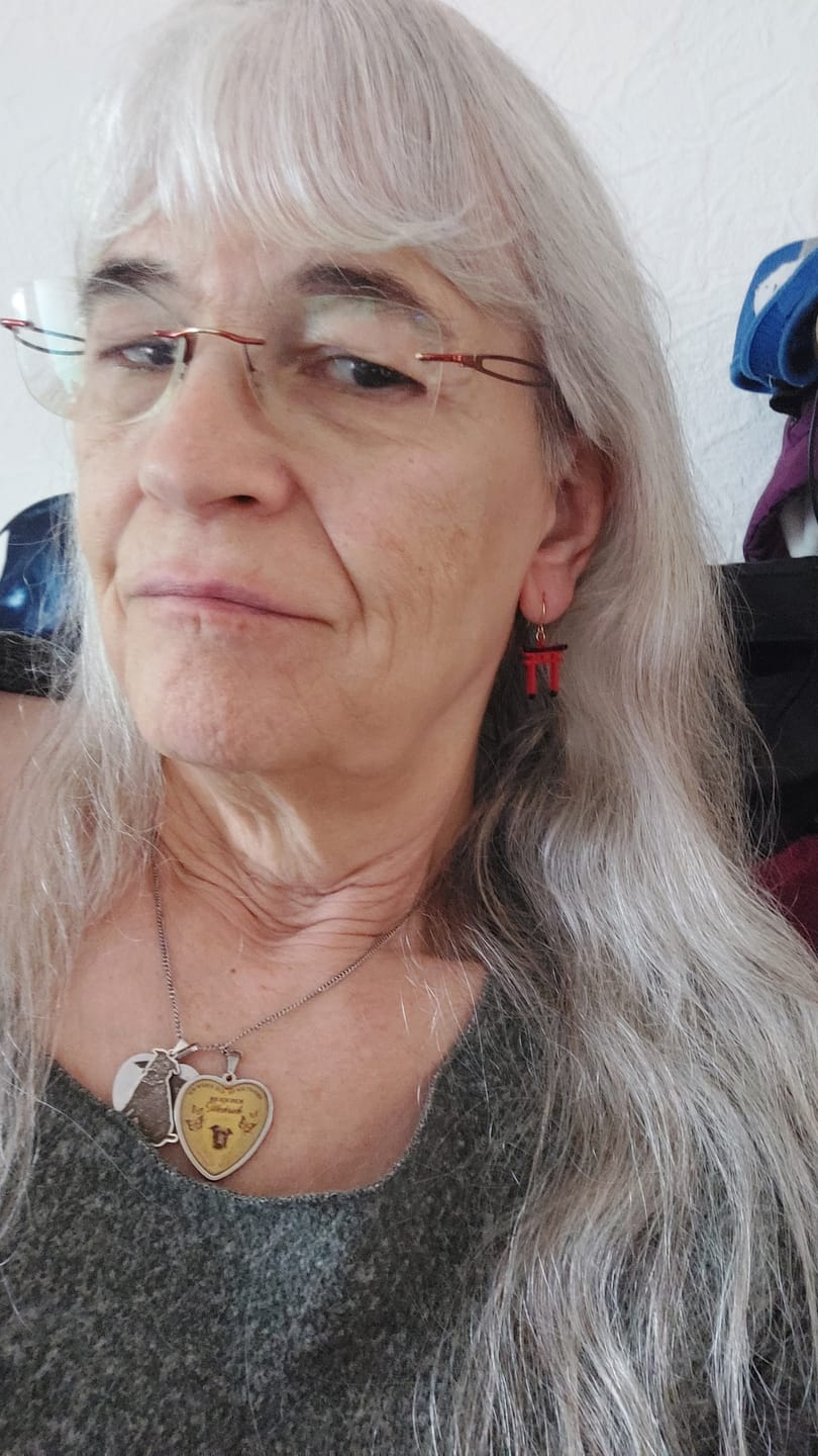 Customer photo review of Japanische Ohrringe Torii-Halterung Rot