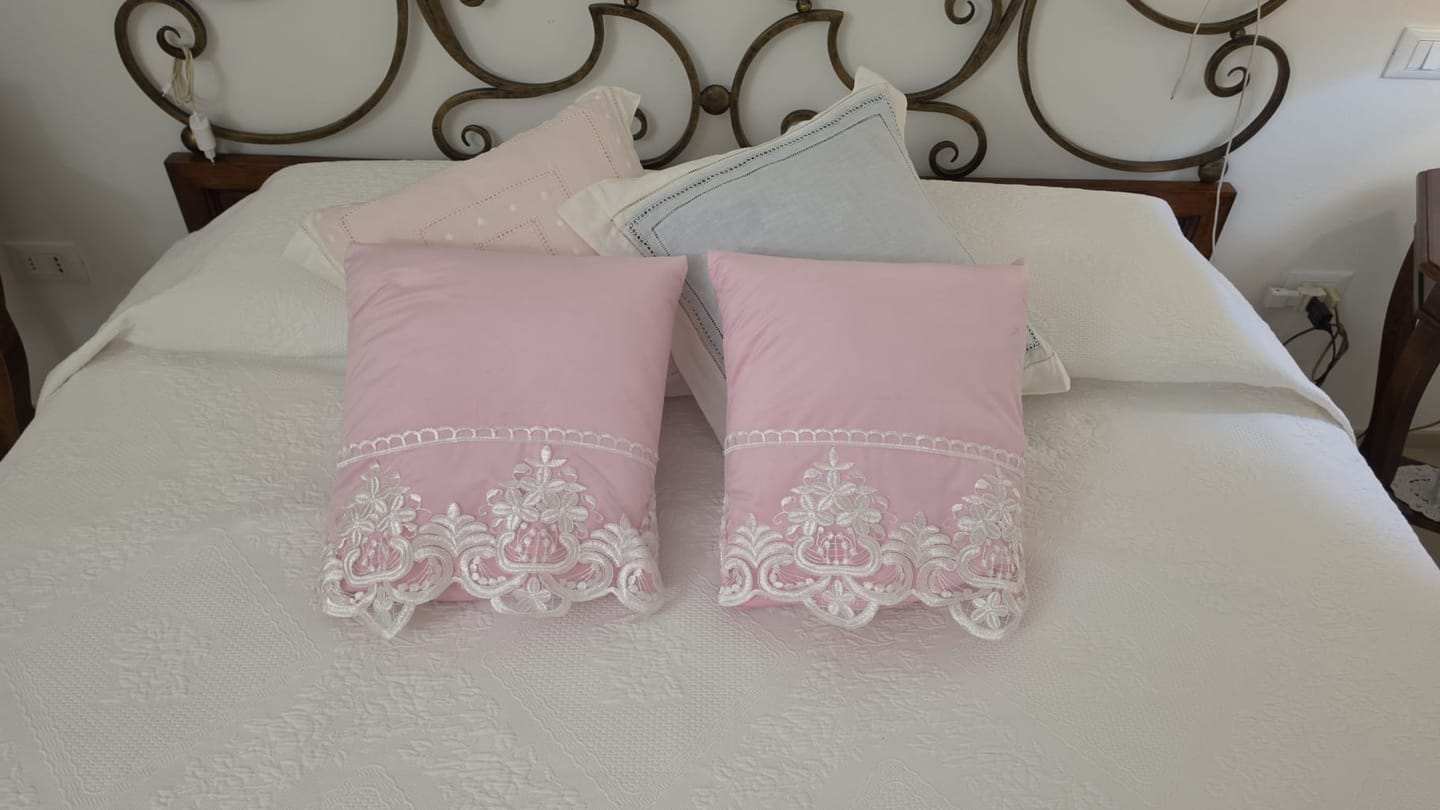 Customer photo review of Cuscini Arredo in Velluto e Balza con Pizzo Rebrodè 2pz, Cuscini divano Rosa By Sissy