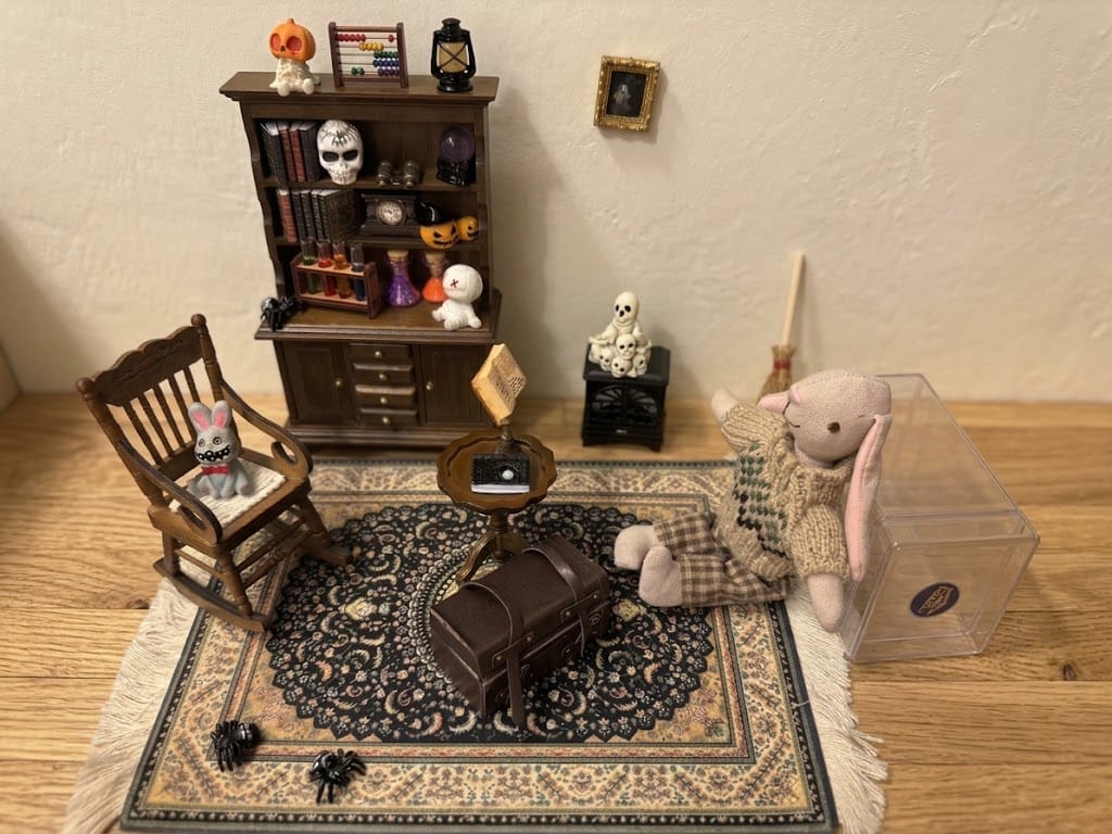 Customer photo review of Halloween Dollhouse Set: The Little Guests in the Study - 1:12 Scale Miniature Story-Box