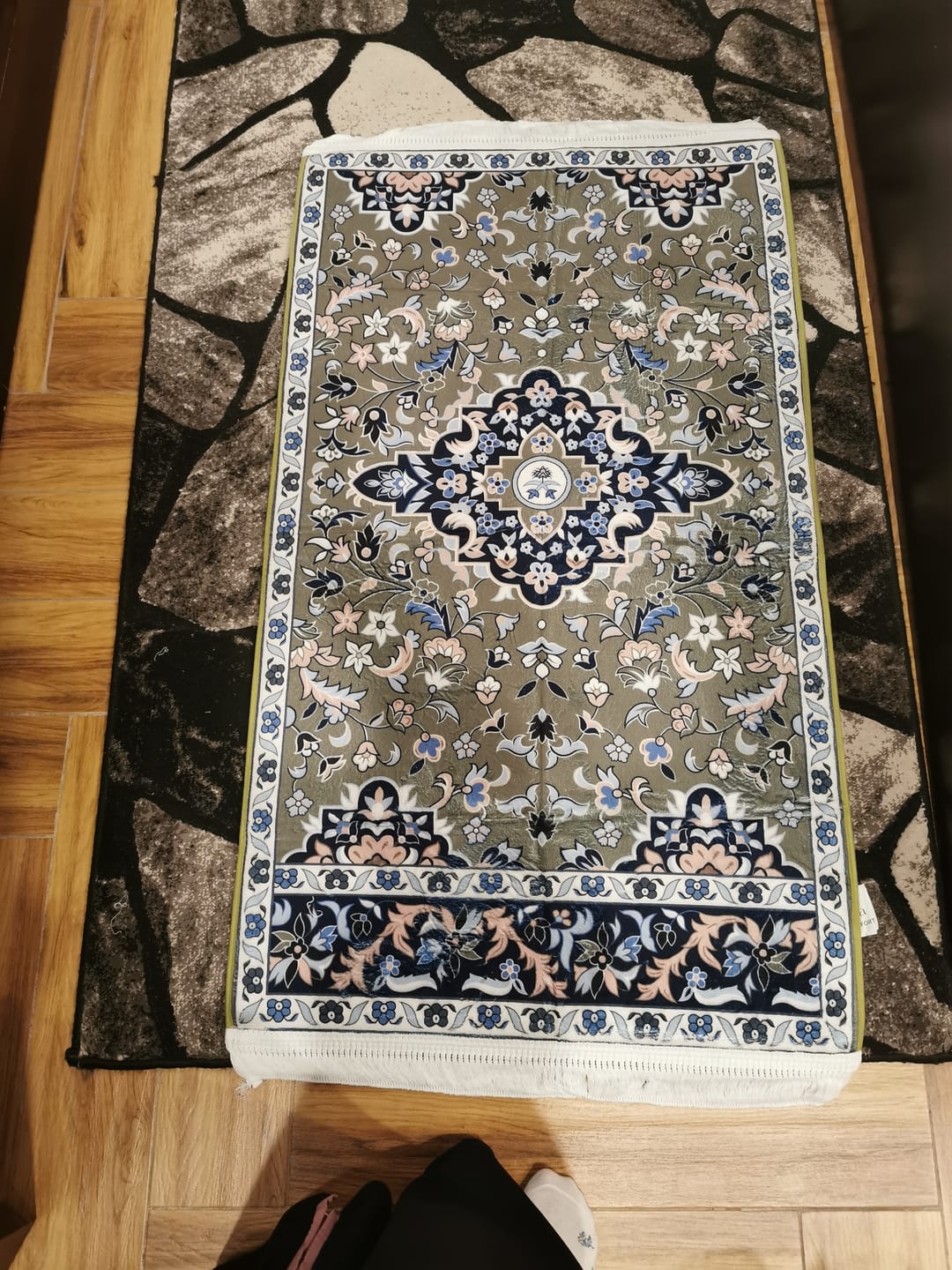 Customer photo review of Masjid-e-Nabawi Mosque Padded Prayer Mat