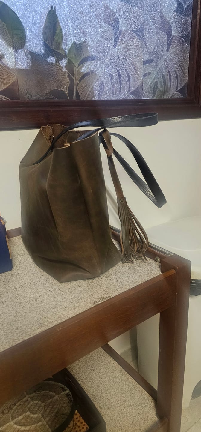 Customer photo review of Tote Cuero Praga Plus+ Crazy Café Doble Vista + 💄Cosmetiquera 👝 Gratis!!