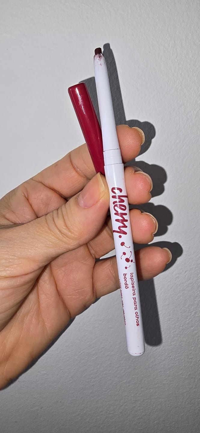 Customer photo review of Lapiseira para Olhos Bordô - Cherry - Vizzela
