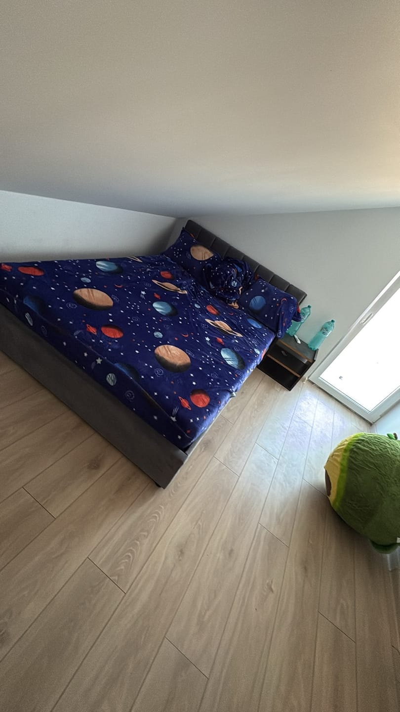 Customer photo review of Pat 140 cm MONTREAL, stofa catifelata gri, cu somiera si spatiu depozitare