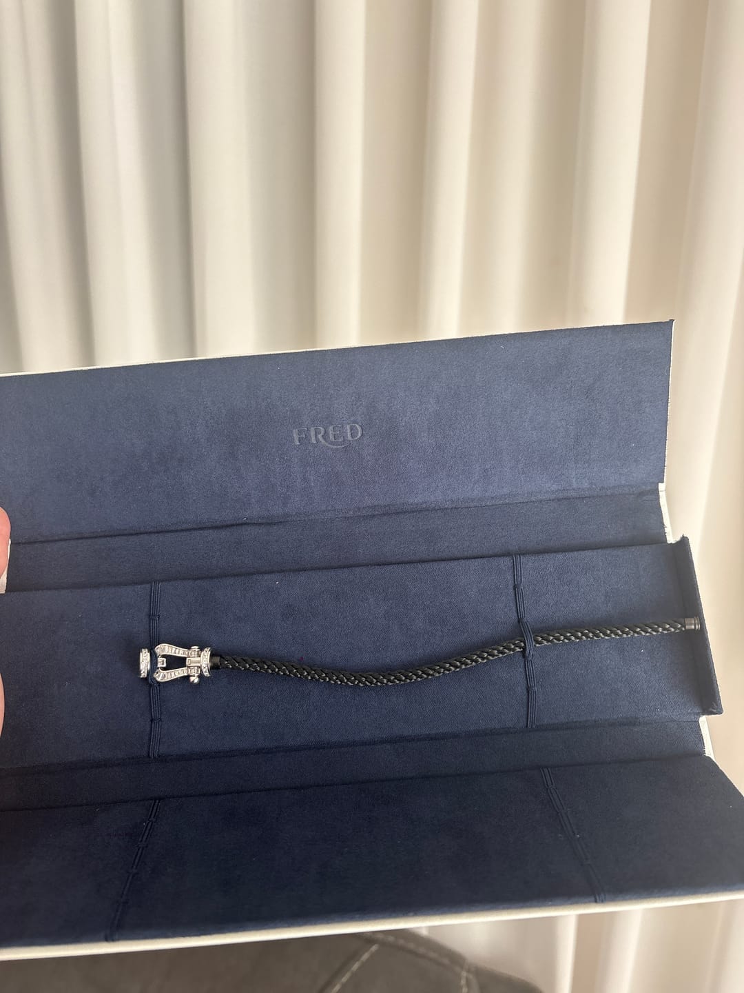 Customer photo review of צמיד יוקרתי עם רצועת חבל בגוון שחור ואבזם בגוון כסף משובץ קריסטלים נוצצים — JEWELLUXE™