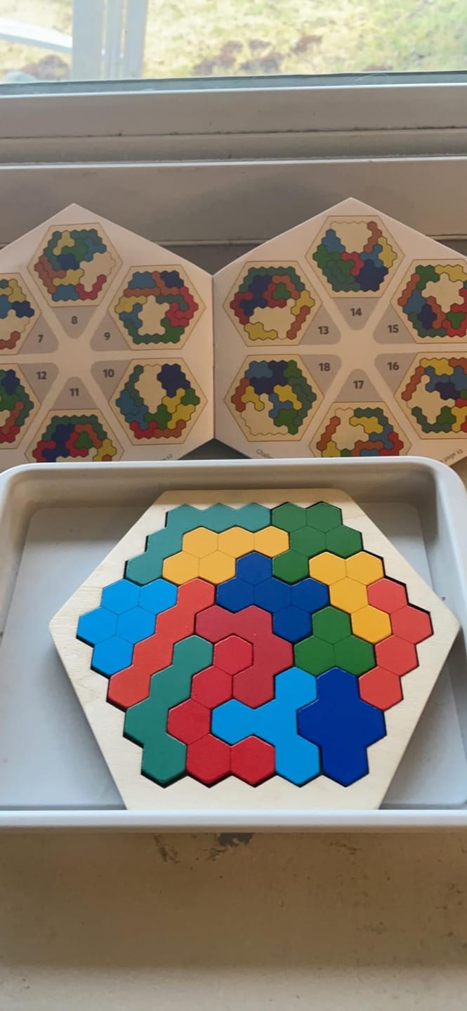 Customer photo review of Holz Hexagon Puzzle Lernspielzeug | Kognitives Motorikspiel Geometrie Kleinkind