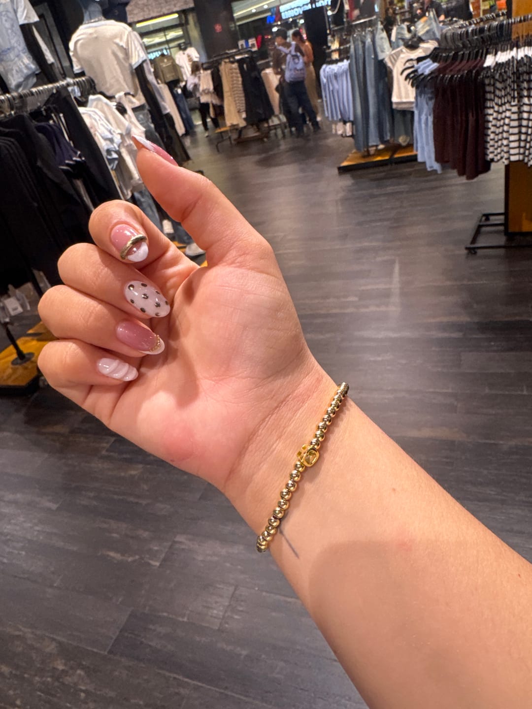 Customer photo review of Pulsera Dorada Bolitas Birthstone Cuadrado