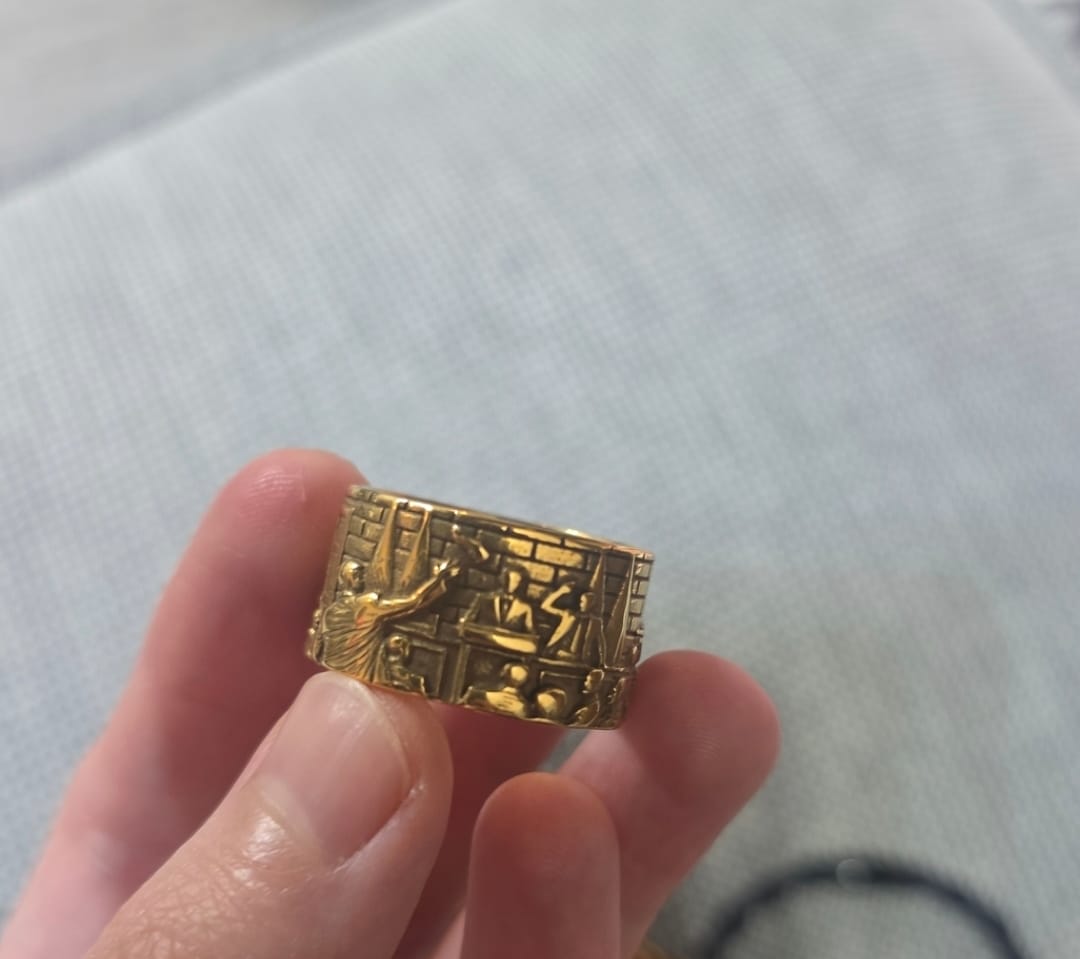 Customer photo review of "Farewell Kiss" Ring - Plated in 18K GOLD Stainless Steel