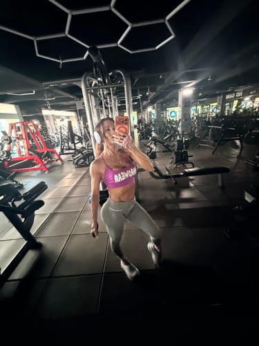 Customer's reflection in the gym, showing athletic progress while using the Stack de Oro GH protocols.