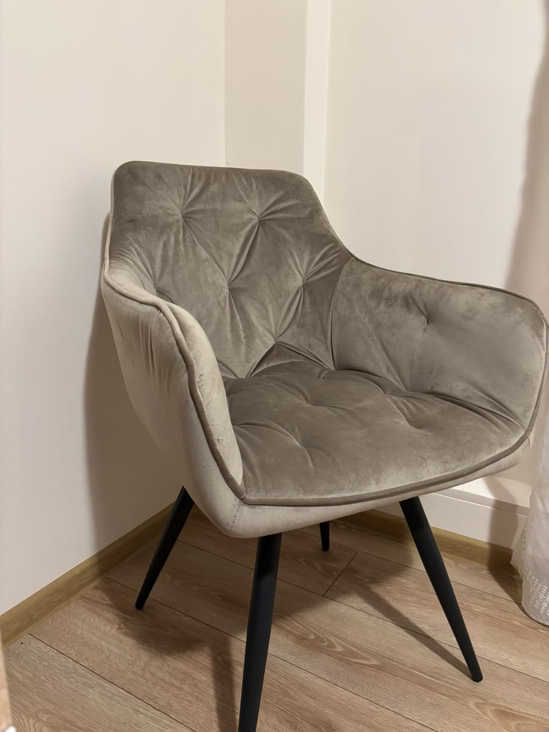 Customer photo review of Scaun de sufragerie tapitat MANGO, bej/negru, stofa catifelata/metal, 57x45x83 cm