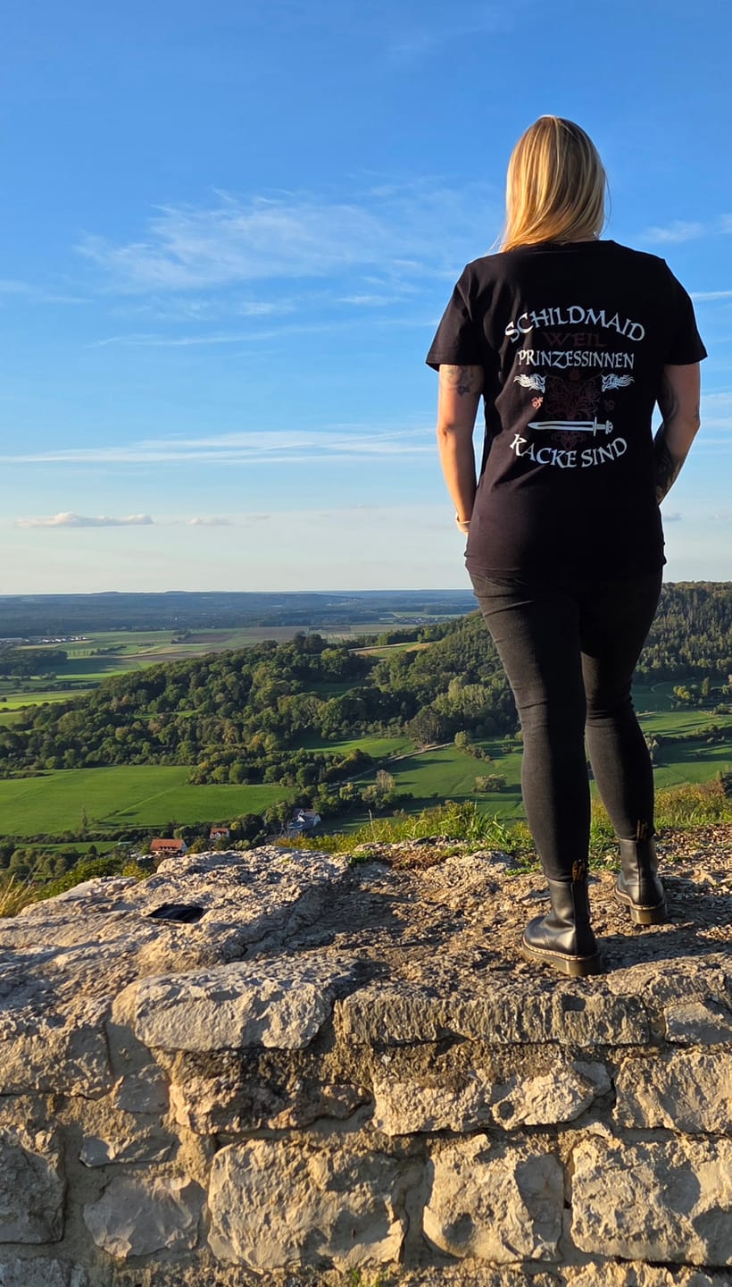 Customer photo review of Schildmaiden Premiumshirt Backprint Schildmaid-Weil-Prinzessinnen-Kacke-Sind-2.0.