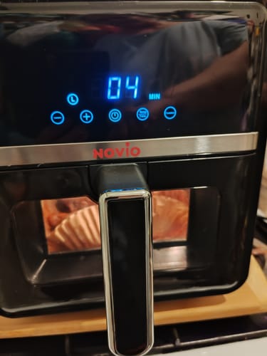 Customer's Novio StonePro air fryer in operation with blue digital display showing four minutes remaining