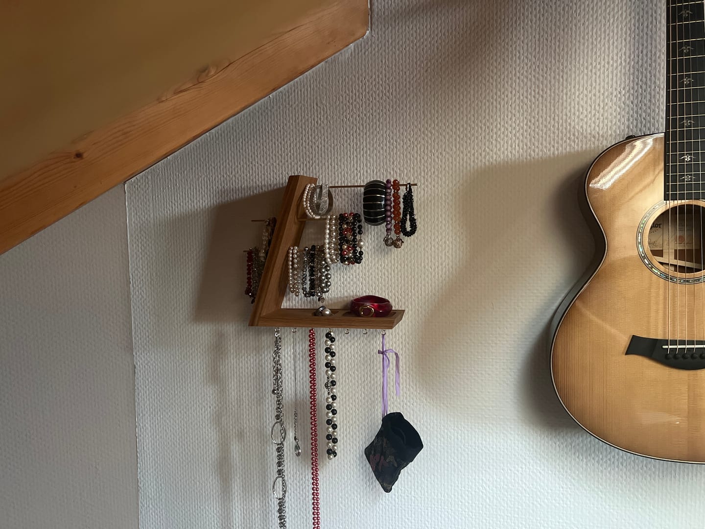 Customer photo review of Handgefertigter Schmuckständer – Ada aus edlem Eichen-Massivholz
