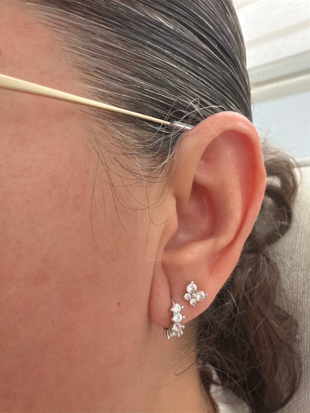 Customer photo review of Arracada Seis Zirconias Con Borde