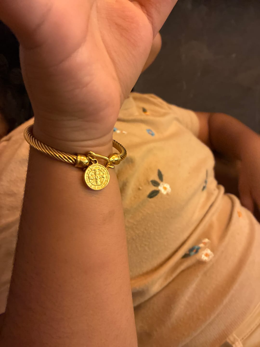 Customer photo review of Bracelete Pingente São Bento Banhado em Ouro 18K