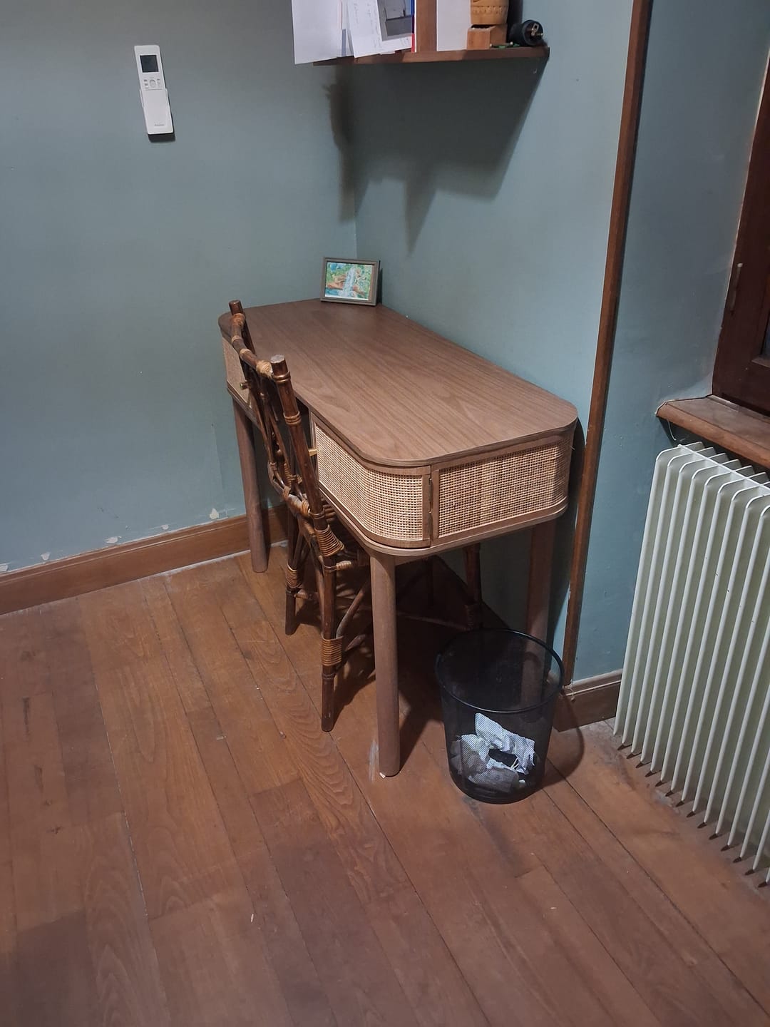 Customer photo review of TOYAMA - Bureau 2 portes en bois finition noyer et cannage