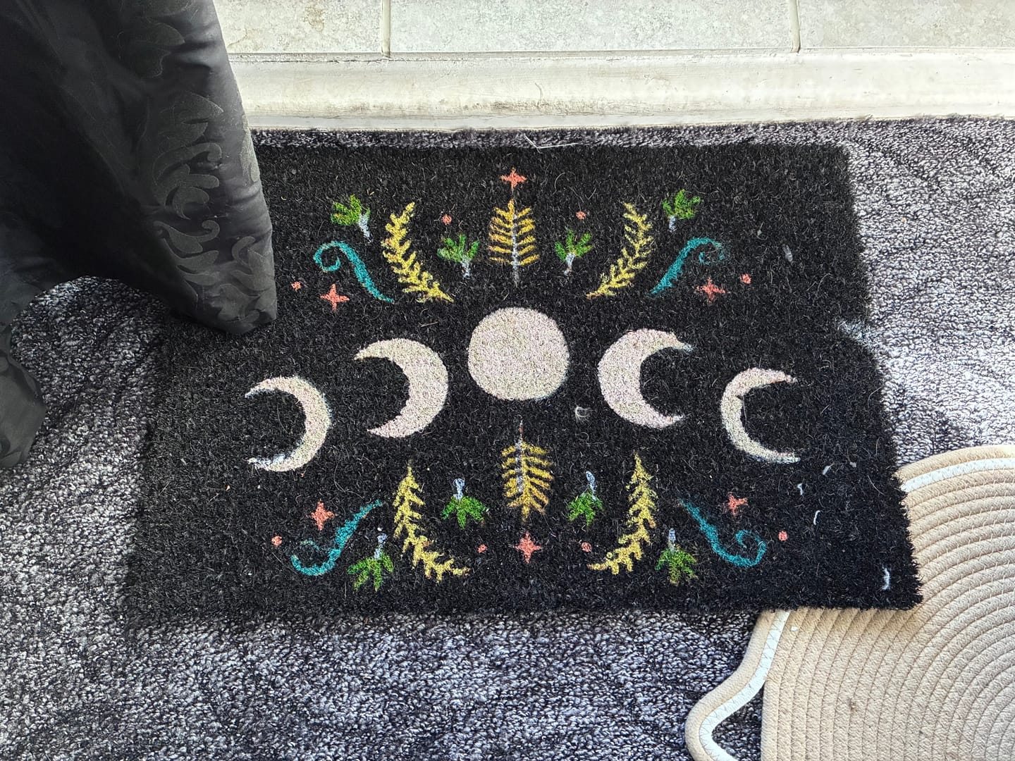 Customer photo review of Dark Forest Mondphasen-Fußmatte – mystischer Eingang in Schwarz