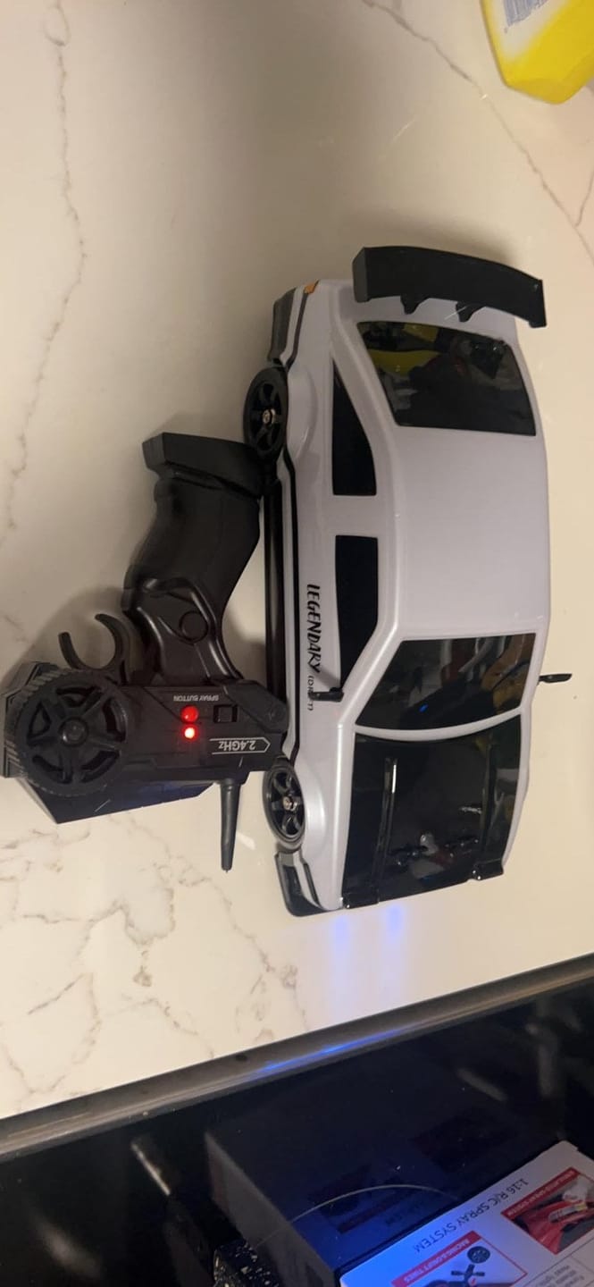 Customer photo review of RC Drift Auto mit Auspuff Ferngesteuertes Auto | 1:16 Maßstab Raucheffekt Wiederaufladbar Kinder