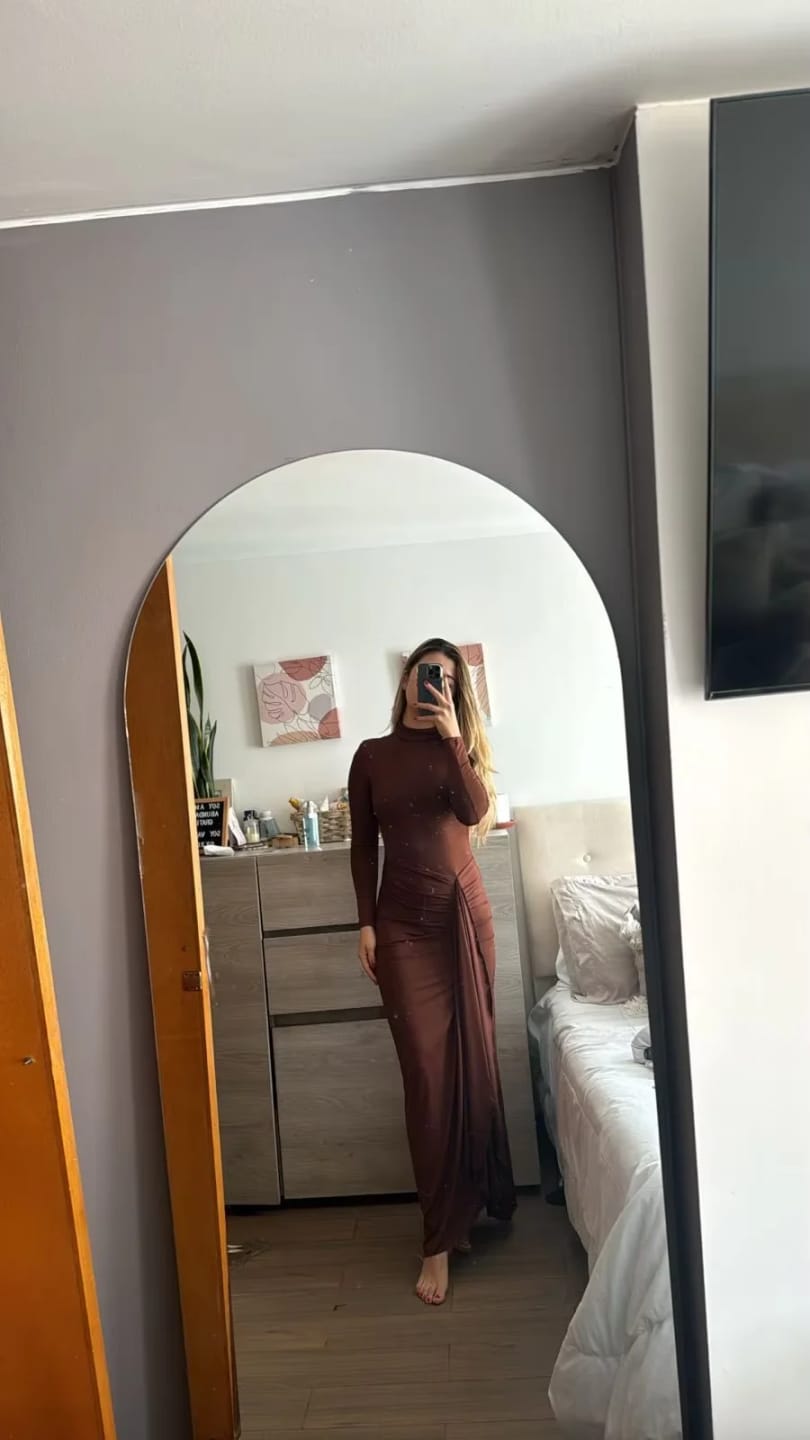 Customer photo review of Vestido Largo Adriana - Vestido Negro Elegante con Abertura