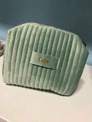 Kunden-Kosmetiktasche von Beauty Kram in hellgrünem, gestepptem Samt mit dem personalisierten Namensdruck Caro.