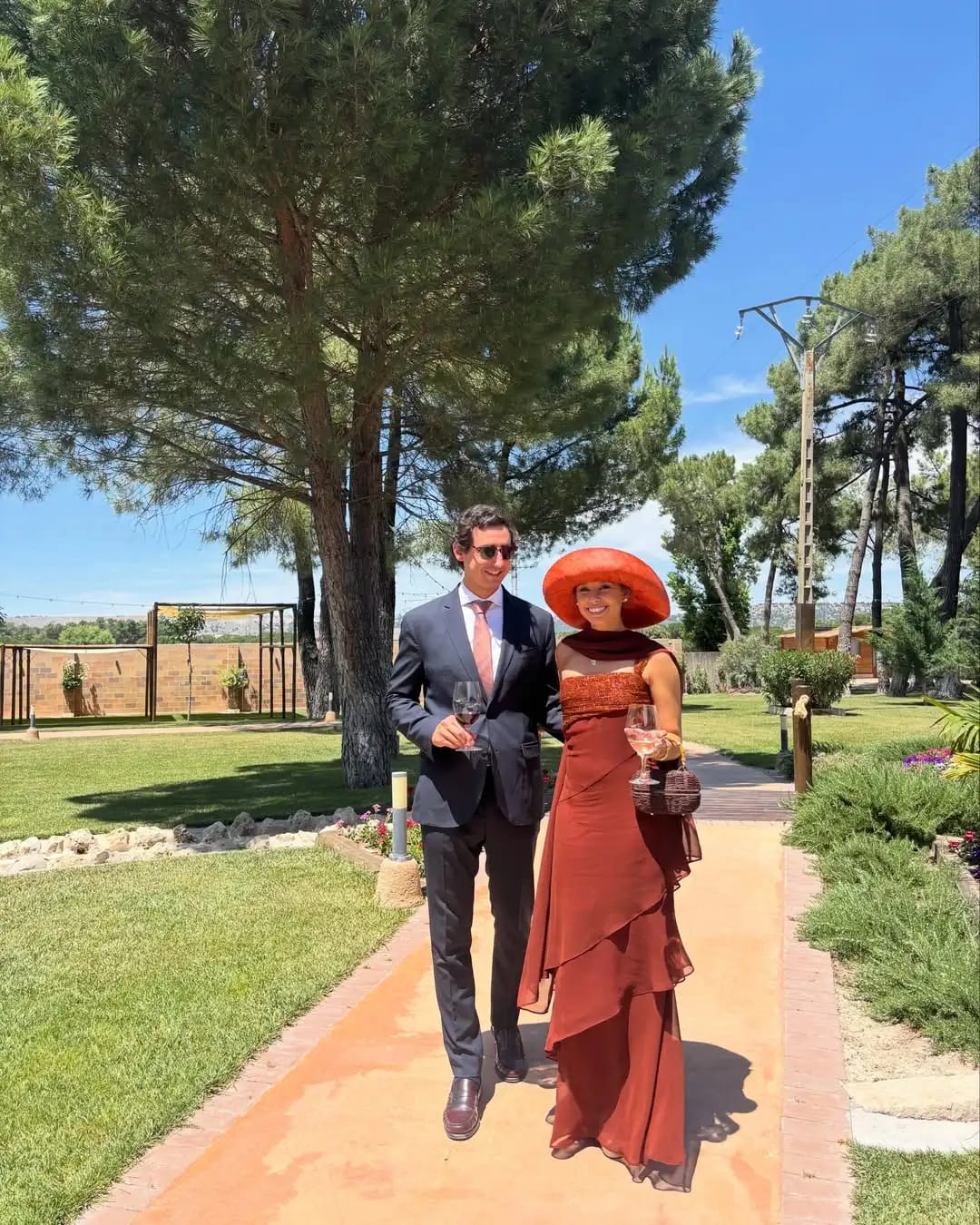 Customer photo review of Paula - Elegante Vestido Largo Sin Mangas con Volantes en Cascada