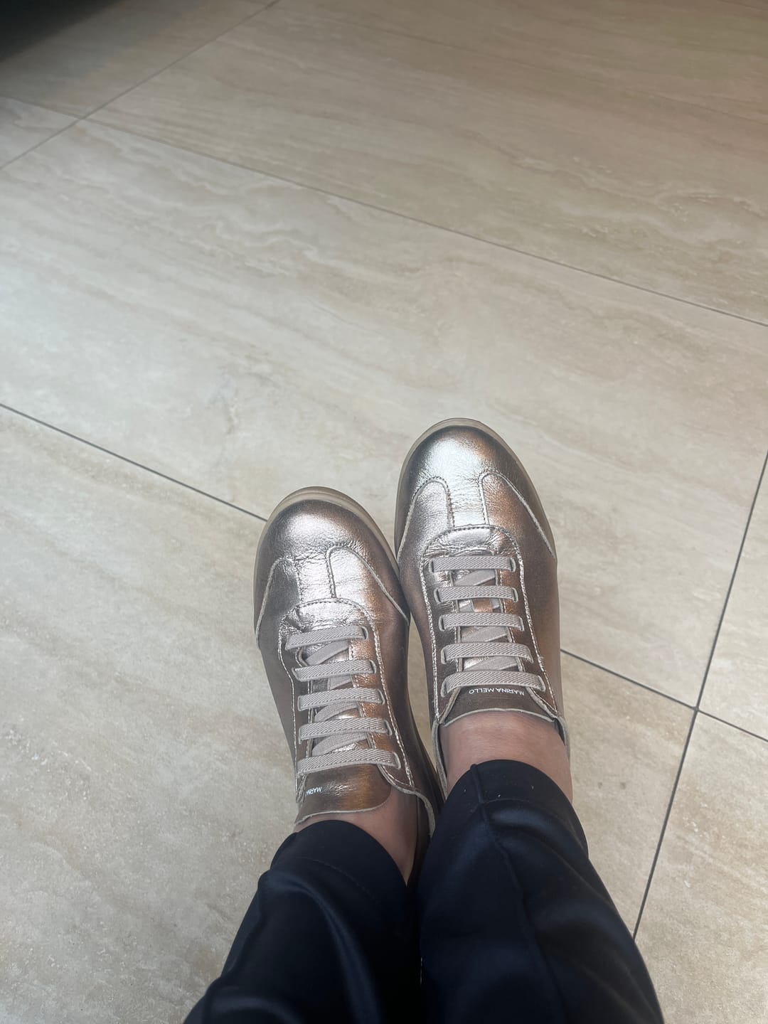 Customer photo review of Tênis Feminino em Couro Dourado