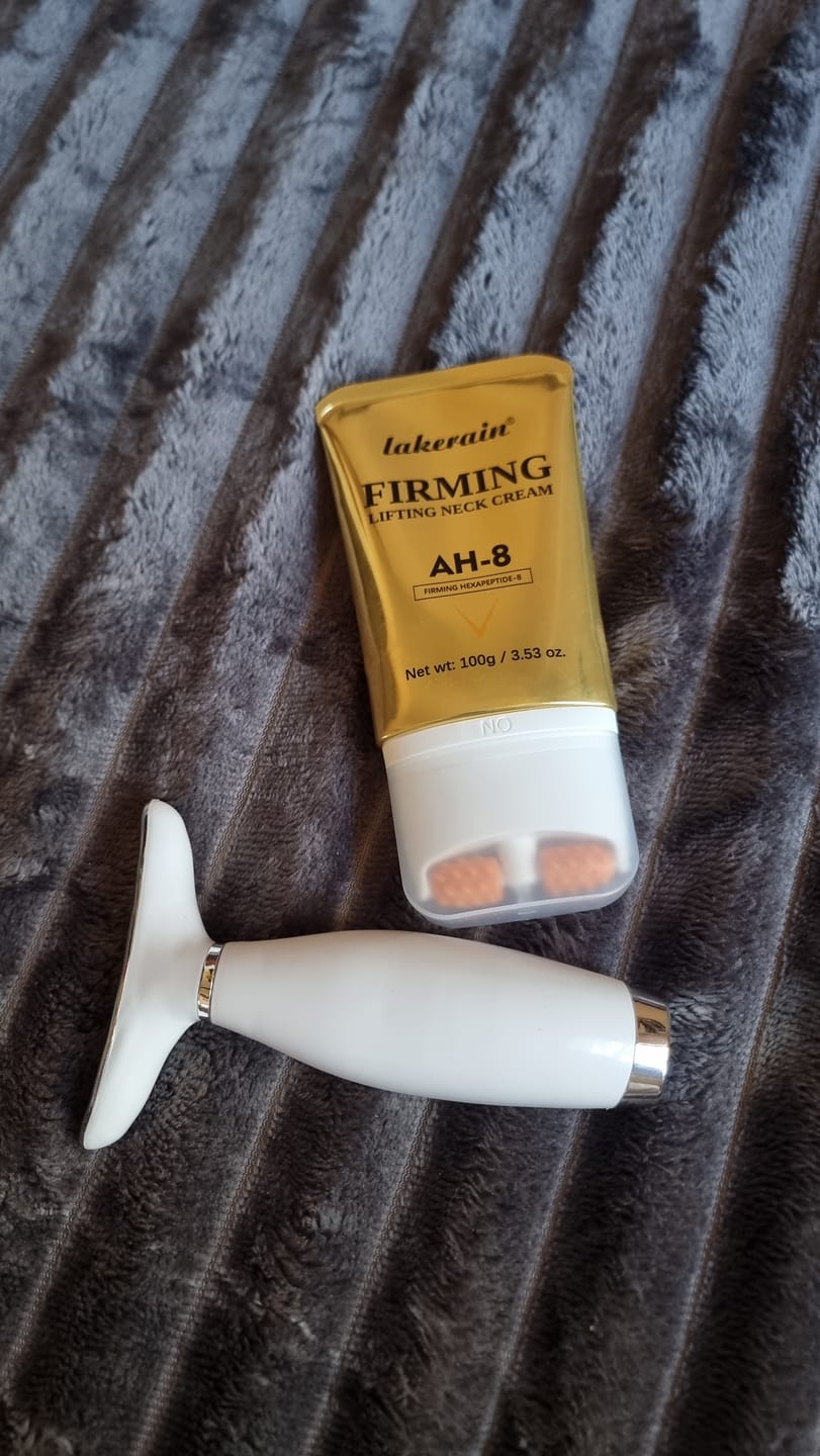 Customer photo review of Creme com rolo reafirmante para queixo, pescoço e papada ah-8 3 em 1  - FIRMAX™