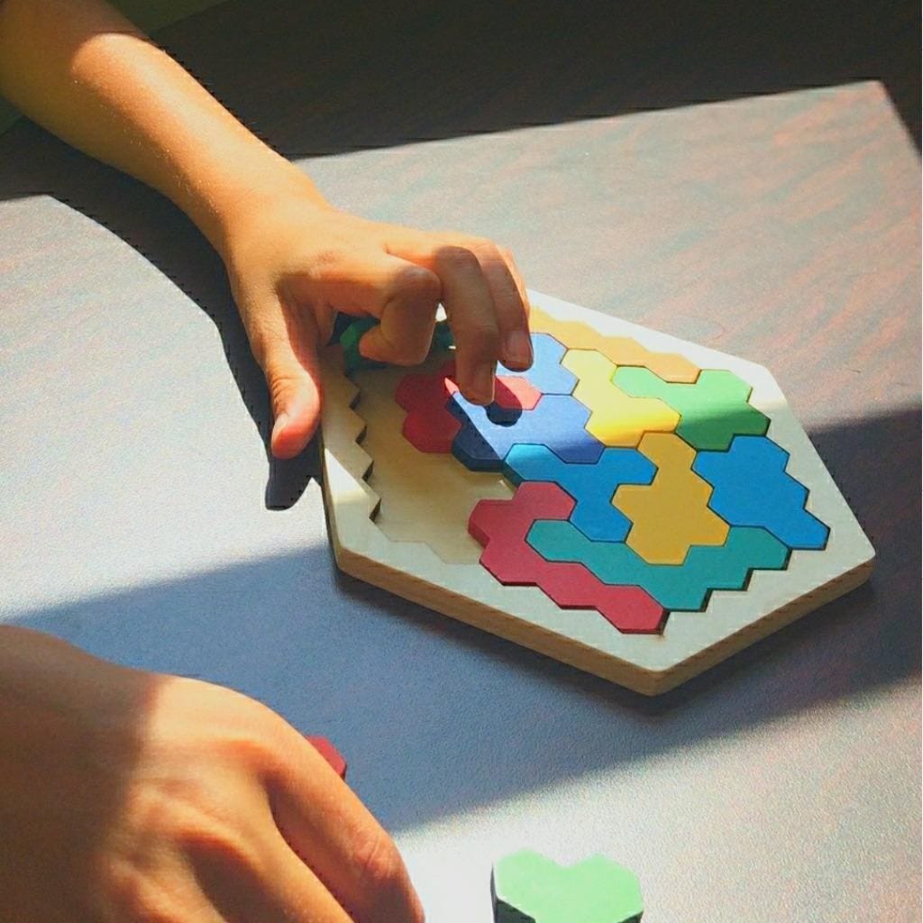 Customer photo review of Holz Hexagon Puzzle Lernspielzeug | Kognitives Motorikspiel Geometrie Kleinkind
