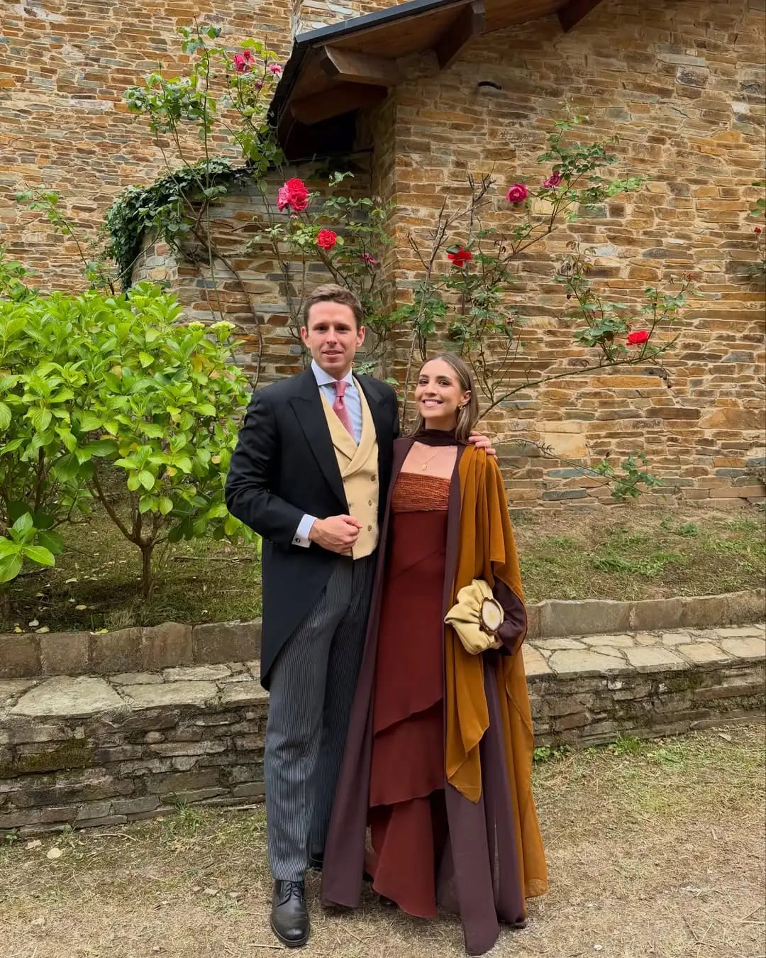 Customer photo review of Paula - Elegante Vestido Largo Sin Mangas con Volantes en Cascada