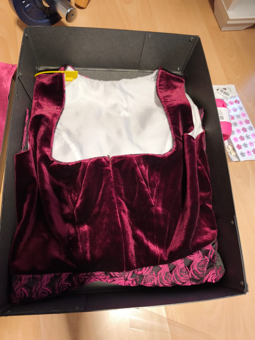 Customer photo review of Pink Gerader Ausschnitt Reißverschluss Vorne Dirndl