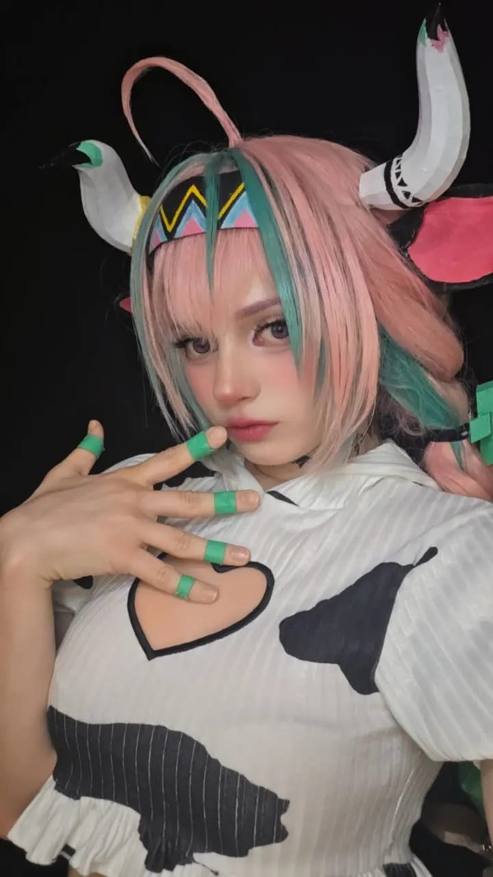 Customer photo review of Genshin Impact Varesa Long Pink Green Hair Basic Wig