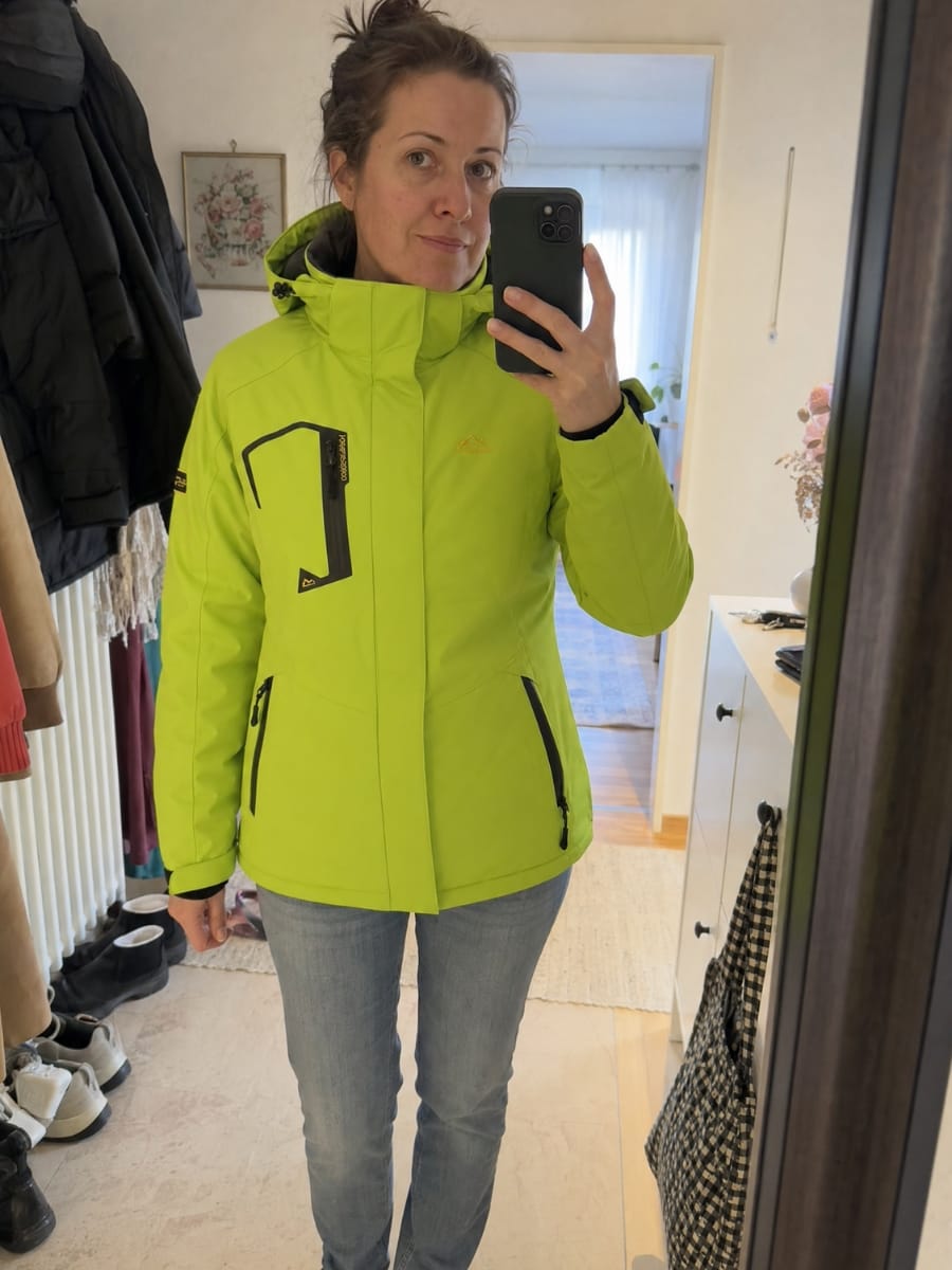 Customer photo review of Warme Outdoor Winterjacke Damen – wind- & wasserdicht