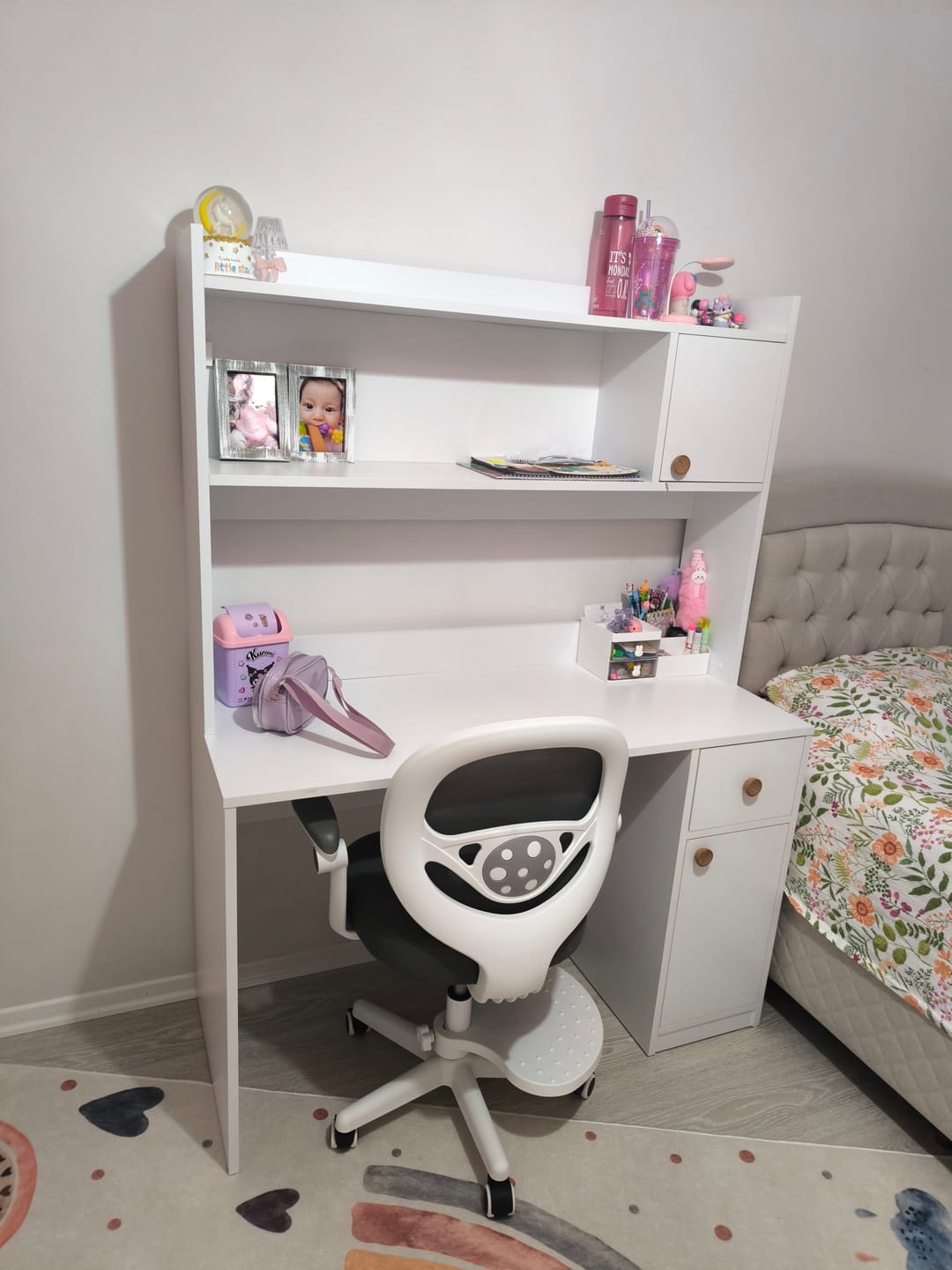 Customer photo review of Rani HA147 Kitaplıklı Raflı 2 Kapaklı 1 Çekmeceli Çalışma Ofis Bilgisayar Masası Beyaz