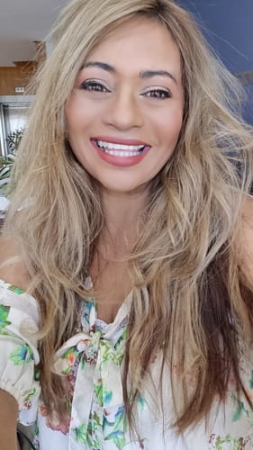 Customer's blonde hair appearing shiny and soft after using Fanola Keraterm Shampoo.
