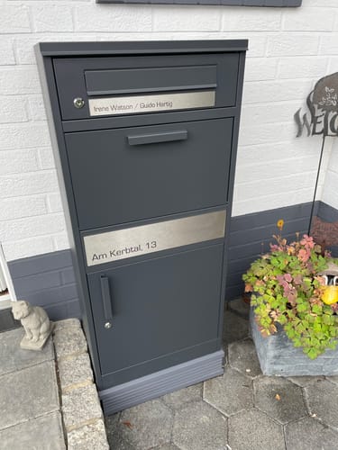Customer photo review of Paketbox PB1 mit Briefkasten | anthrazit - RAL7016 | personalisiert mit Edelstahl-Schild
