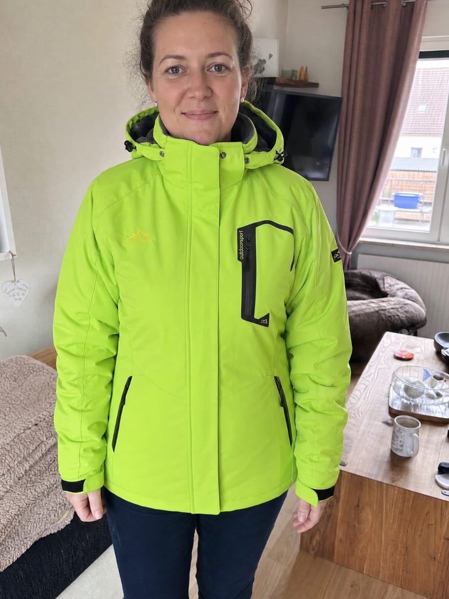 Customer photo review of Warme Outdoor Winterjacke Damen – wind- & wasserdicht