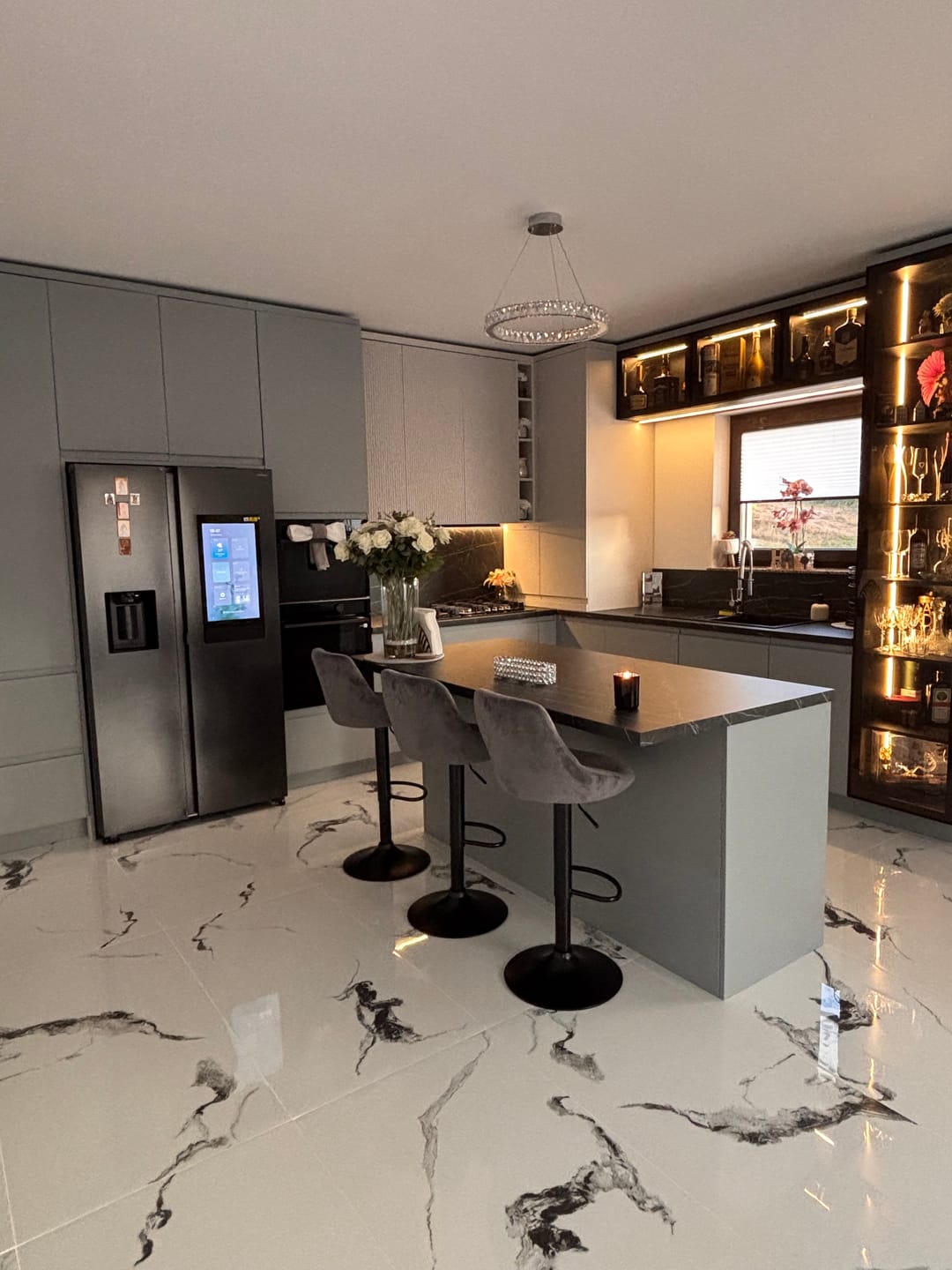 Customer photo review of Scaun de bar rotativ H101, stofa catifelata gri - Bluvel 14, 47x45x106 cm