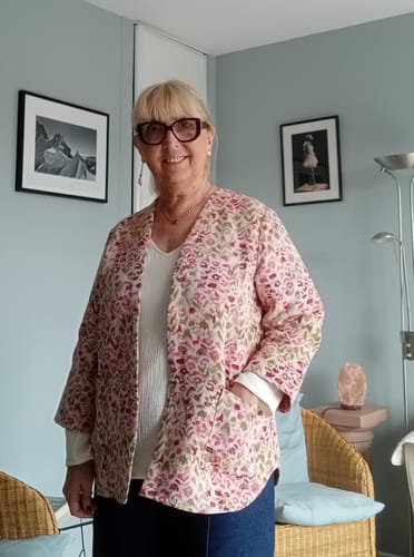 Customer's Veste Garance en jacquard fleuri portée avec une blouse blanche et une jupe.