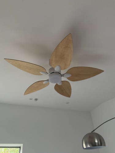 Customer's Virevole teinté Chêne ventilateur de plafond en bois installé au plafond d'un salon