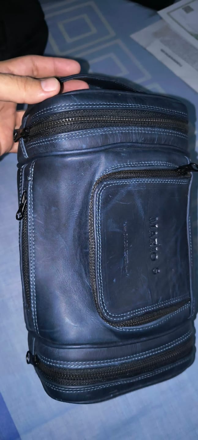 Customer photo review of Neceser de piel para hombre pull up azul