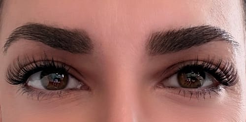 Reviewer's Augen mit natürlich wirkenden, langen The Ocean Eye Wimpernextensions im Cat-Eye-Look.