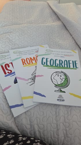 Customer's Pachet Bacalaureat cărți pentru Română, Istorie și Geografie, așezate pe o suprafață textilă albă.