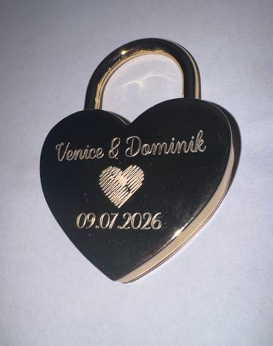 Customer's gold Herzschloss mit Gravur in Herzform mit den Namen Venice & Dominik und einem Datum.