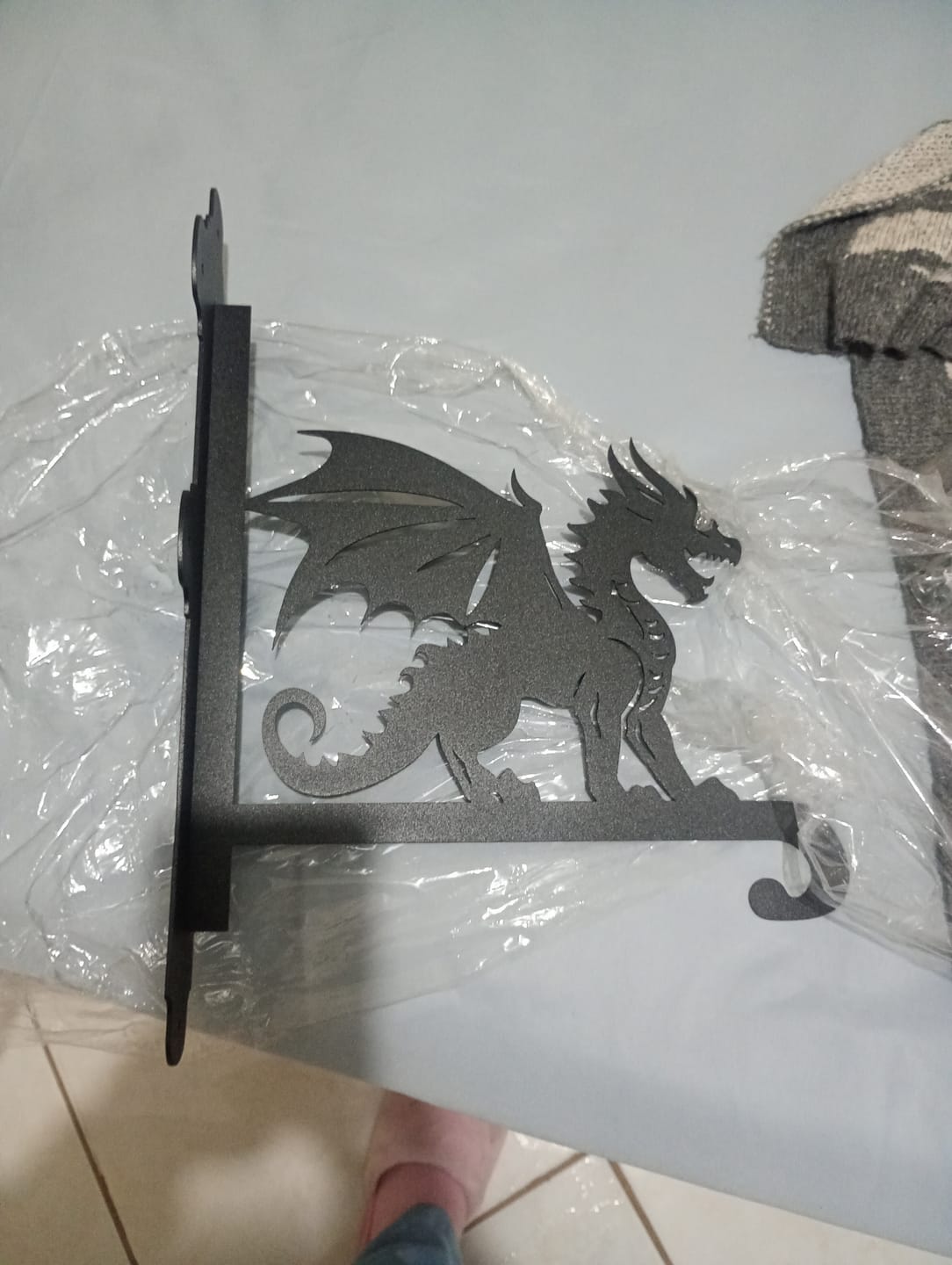 Customer photo review of Dragão Galês - Suporte de Planta em Metal