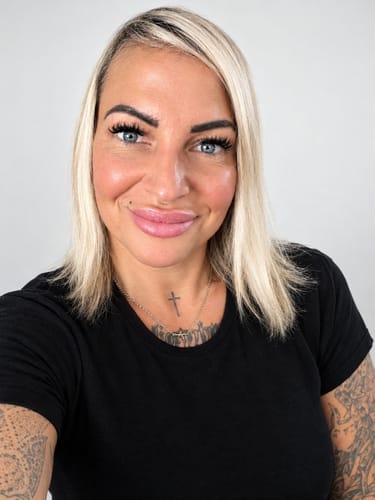 Reviewer trägt Drama Edition Wimpernextensions, die einen voluminösen Look verleihen.