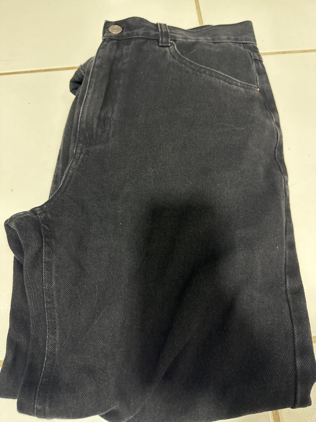 Customer photo review of Calça Jeans Mom Jequitibá Preta